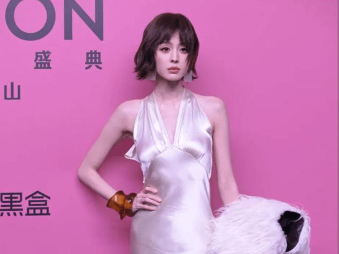 颜值下降不是一点点没有以前气场了凯发一触即发娜扎新鲜照片瘦成竹竿