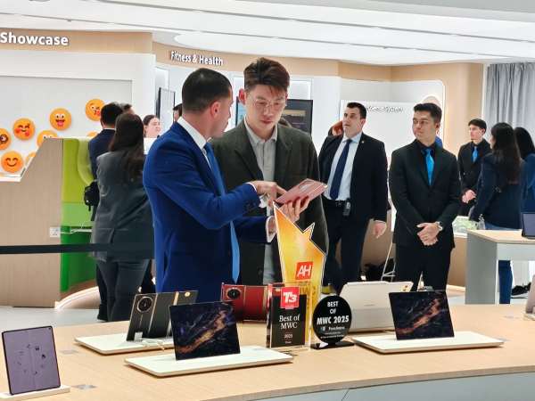 音展示三折叠联想太阳能PC亮相k8凯发全站巴展观察：华为传(图6)